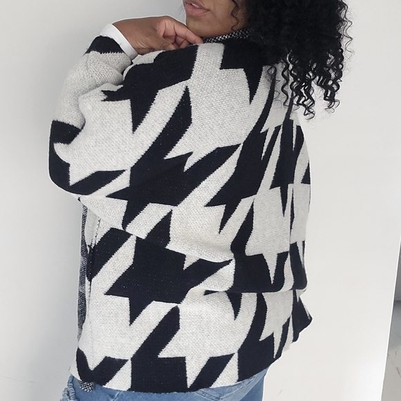 Black and White Geometric Women's Sweater - Picture 7 of 8